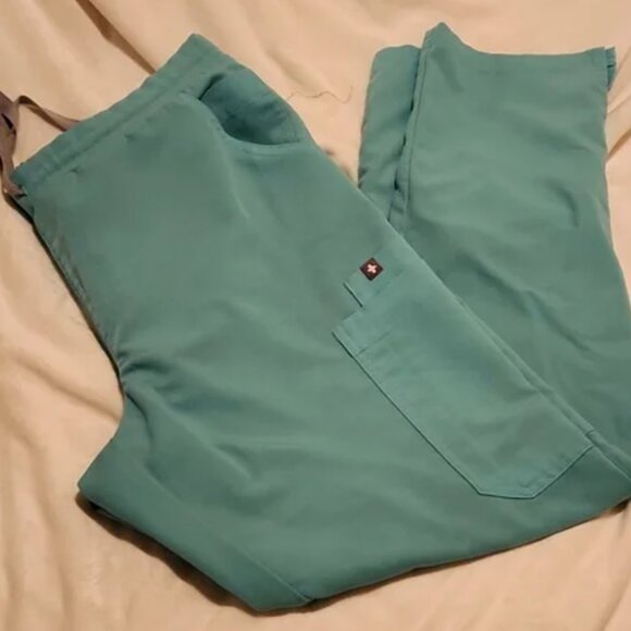 Figs - Rafaela Oversized Scrub Top and Livingston Petite Basic Scrub Pant - Picture 3 of 3